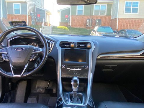 Used 2014 Ford Fusion SE w/ Equipment Group 202A image 2