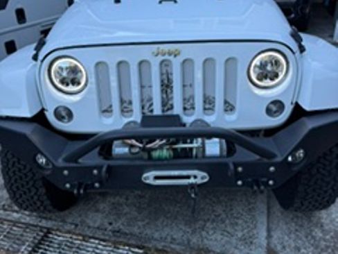 Used 2015 Jeep Wrangler Unlimited Rubicon w/ Connectivity Group AWD/4WD image 4