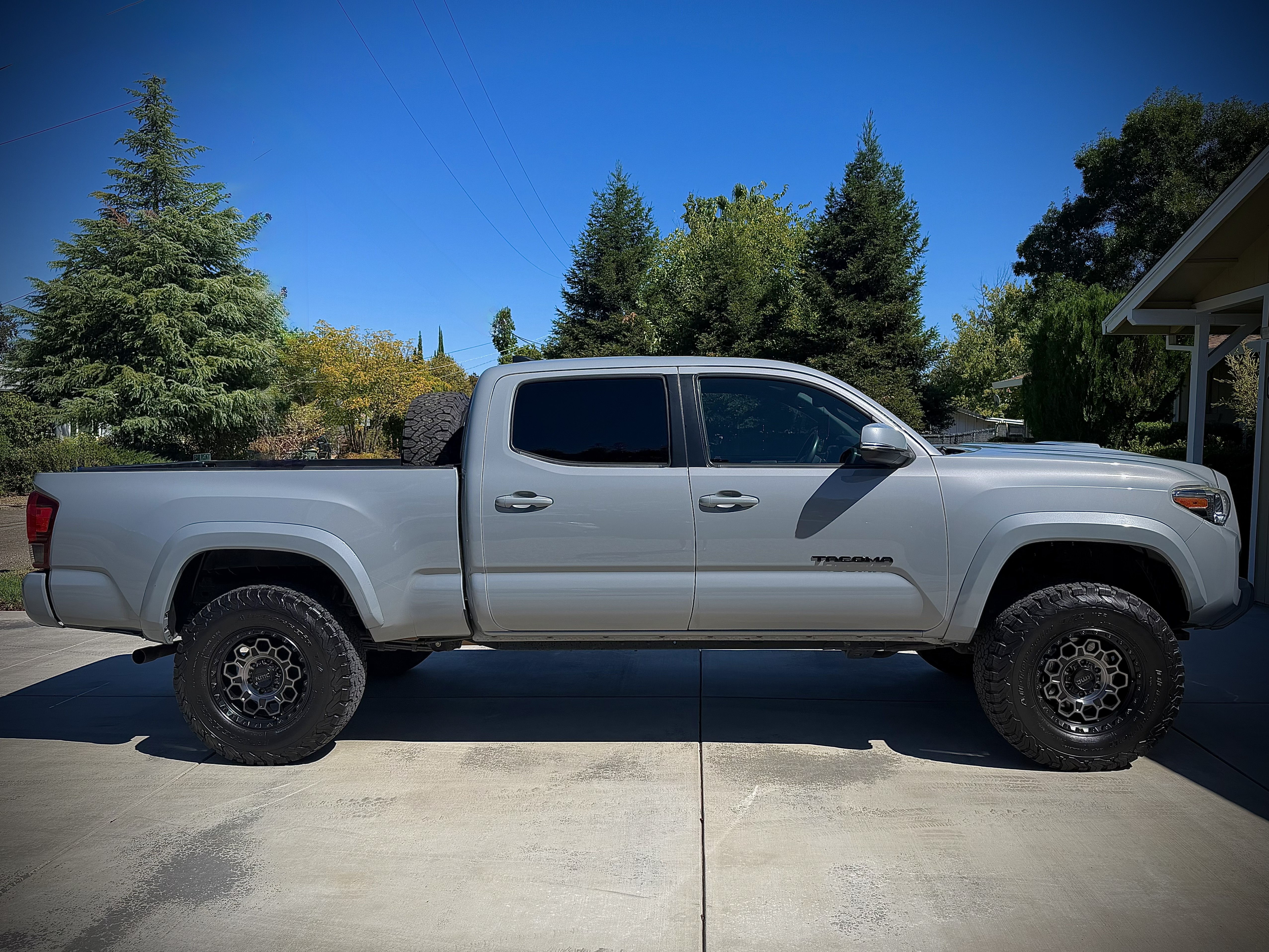 Used 2019 Toyota Tacoma TRD Sport AWD/4WD image 1