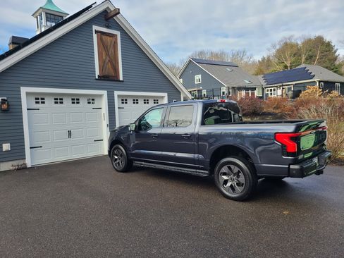 Used 2022 Ford F150 Lightning Lariat w/ Equipment Group 511A High image 5