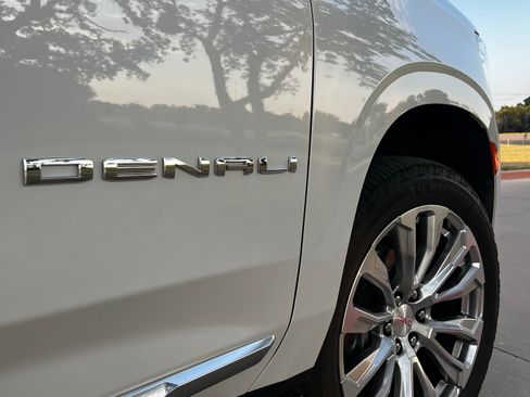 Used 2024 GMC Yukon Denali AWD/4WD image 5