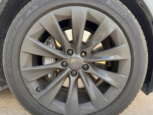 Used 2018 Tesla Model X 75D image 5