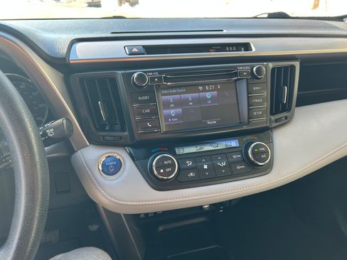 Used 2018 Toyota RAV4 LE image 11