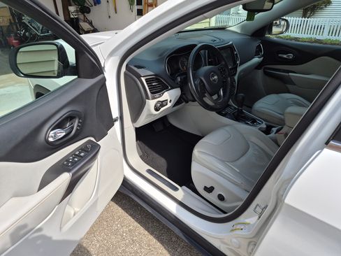 Used 2019 Jeep Cherokee Limited w/ Luxury Group image 8