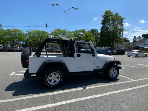 Used 2006 Jeep Wrangler Unlimited w/ Premium Audio Group image 4