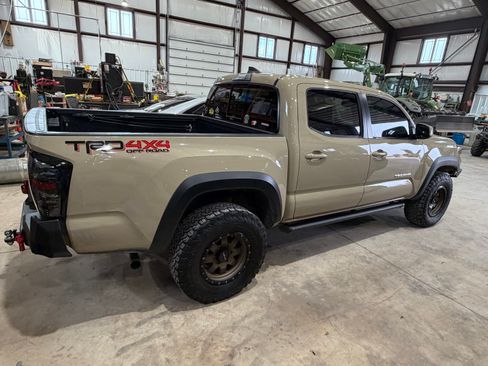 Used 2017 Toyota Tacoma TRD Off-Road image 6
