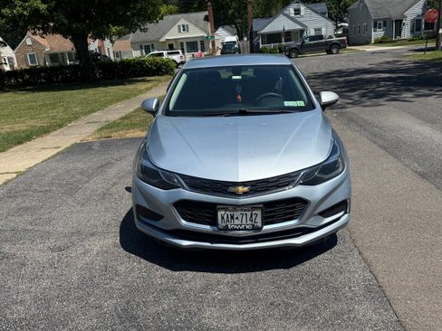 Used 2017 Chevrolet Cruze LT w/ Convenience Package FWD image 1