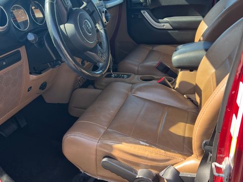 Used 2012 Jeep Wrangler Unlimited Rubicon w/ Dual Top Group AWD/4WD image 7
