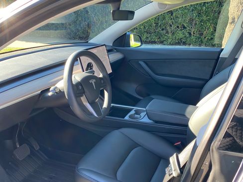 Used 2021 Tesla Model Y Long Range image 10