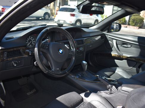 Used 2010 BMW 335i Convertible image 28