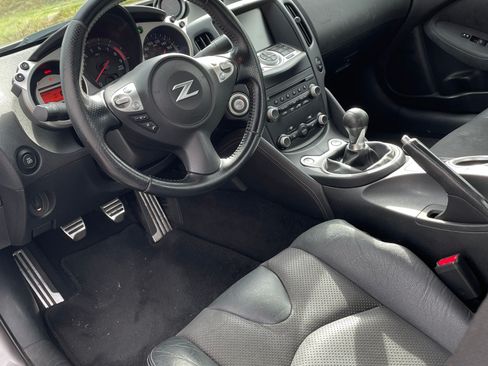 Used 2010 Nissan 370Z Touring w/ Sport Pkg RWD image 15