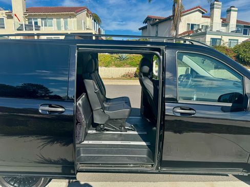 Used 2017 Mercedes-Benz Metris Passenger image 2