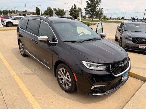 Used 2025 Chrysler Pacifica Pinnacle FWD image 6