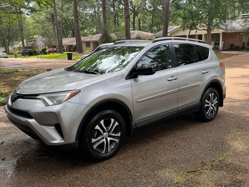 Used 2017 Toyota RAV4 LE FWD image 1