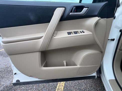 Used 2012 Toyota Highlander FWD w/ Tech Pkg image 14