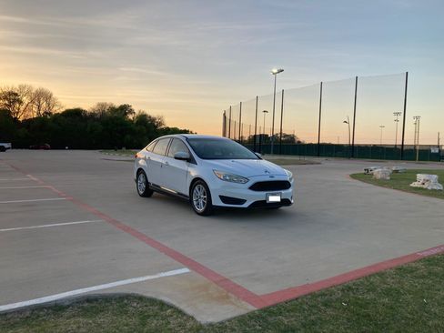 Used 2015 Ford Focus SE FWD image 6