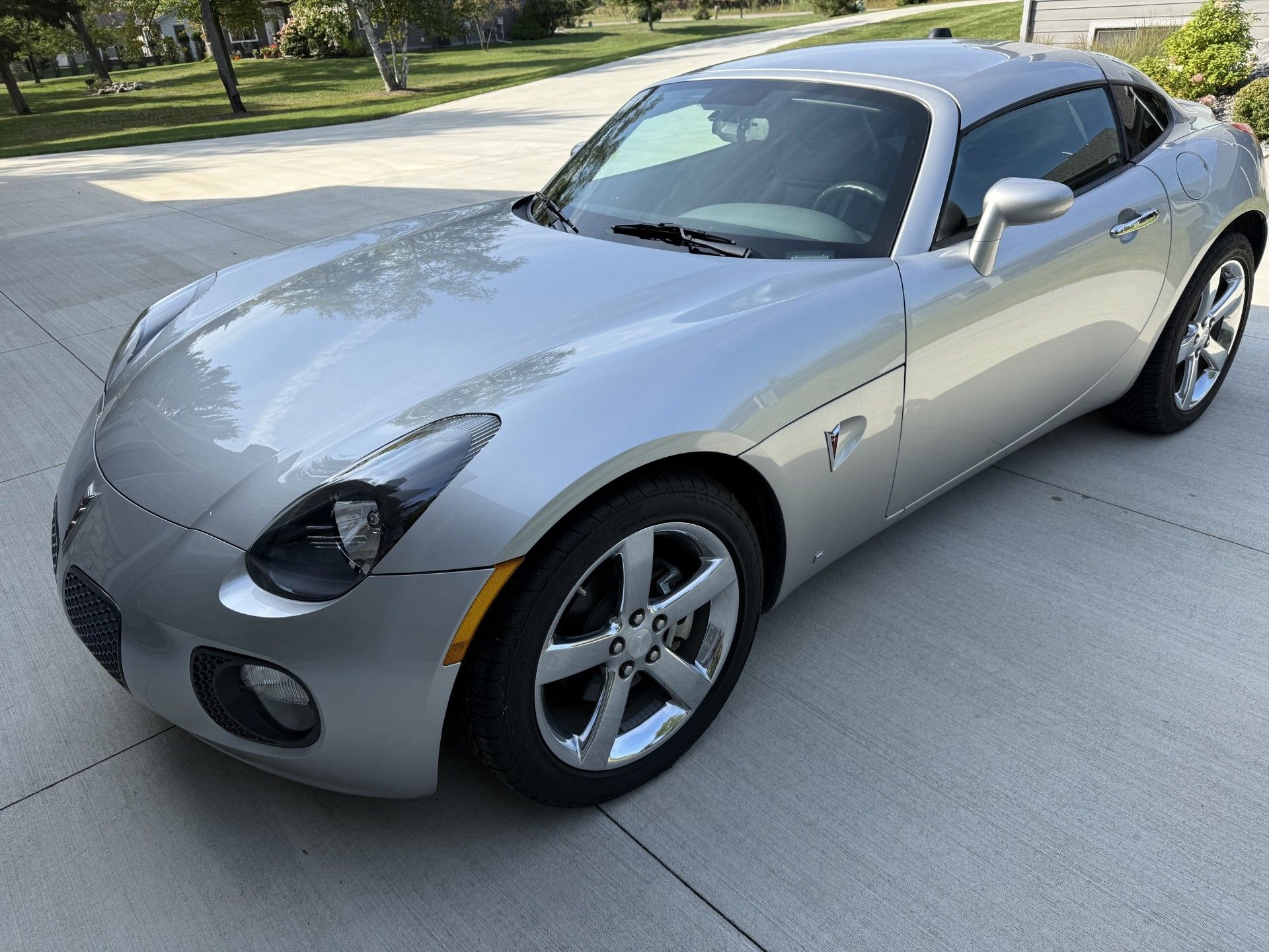Used 2009 Pontiac Solstice GXP w/ Premium Package RWD image 1