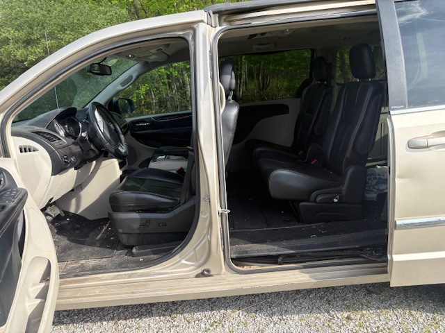 Used 2014 Chrysler Town & Country Touring FWD image 5