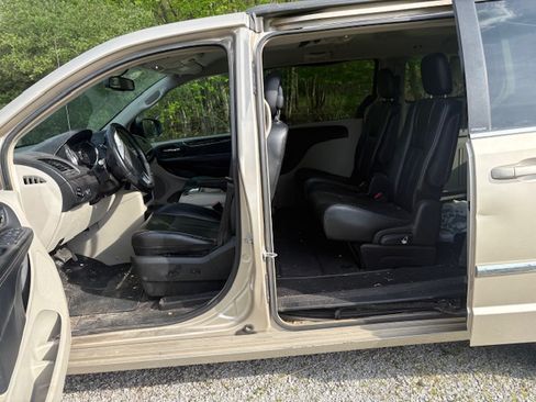 Used 2014 Chrysler Town & Country Touring FWD image 5