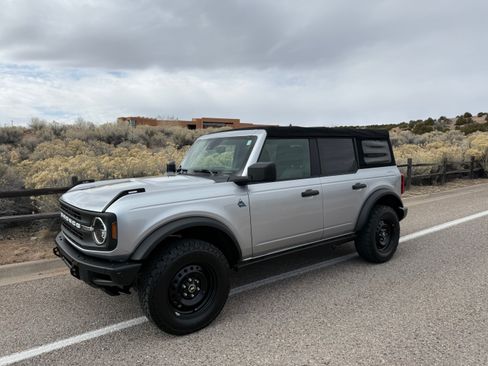 Used 2021 Ford Bronco Black Diamond image 5