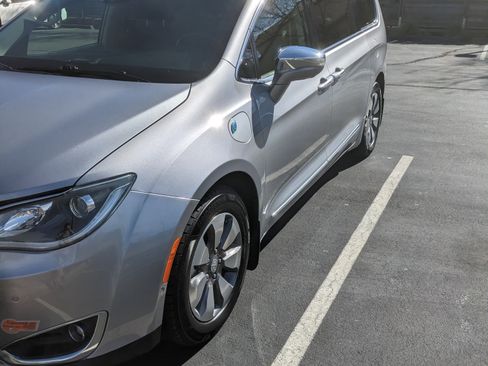 Used 2018 Chrysler Pacifica Limited w/ Advanced Safetytec Group image 2