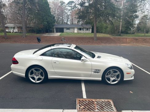Used 2011 Mercedes-Benz SL 550 image 4