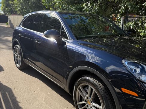 Used 2021 Porsche Cayenne Sport Utility 4D image 2