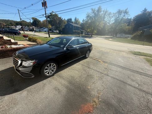 Used 2019 Mercedes-Benz E 300 4MATIC image 2