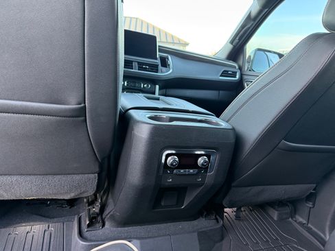 Used 2022 GMC Yukon XL SLT w/ SLT Luxury Package image 15