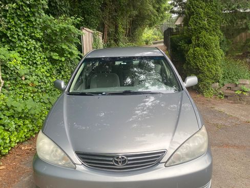 Used 2006 Toyota Camry LE FWD image 2