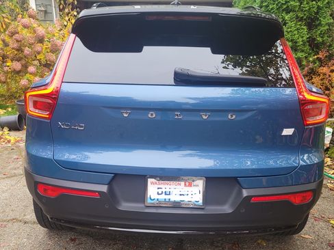 Used 2023 Volvo XC40 Recharge Plus image 12