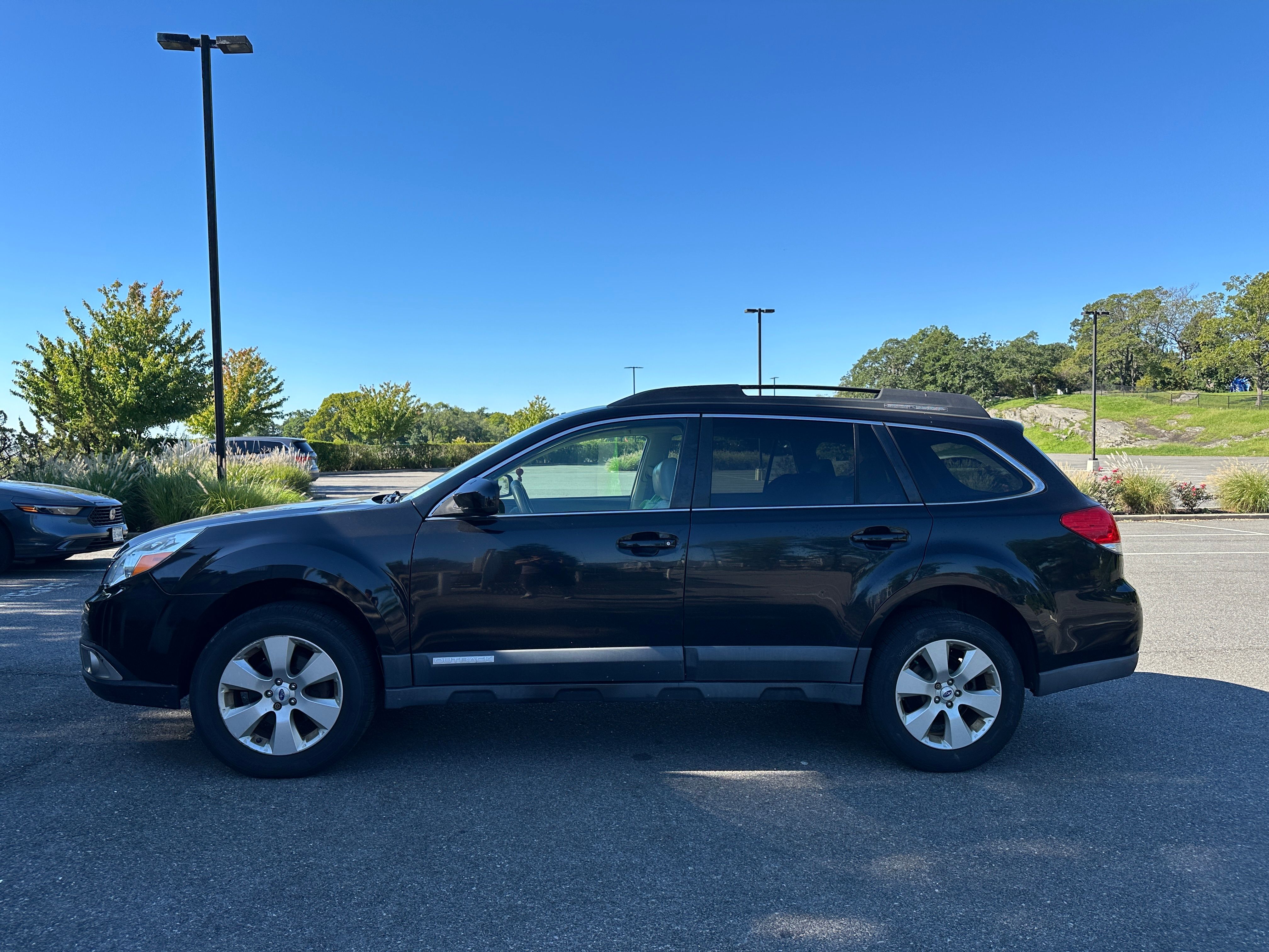 Used 2012 Subaru Outback 2.5i Limited w/ Moonroof Pkg AWD/4WD image 4