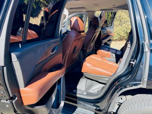 Used 2020 Cadillac Escalade Luxury w/ Escalade Sport Edition image 19