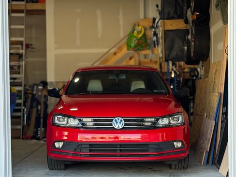 Used 2016 Volkswagen Jetta Sport image 1