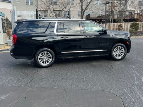 Used 2021 GMC Yukon XL SLT image 1