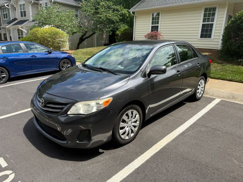 Used 2013 Toyota Corolla LE FWD image 2