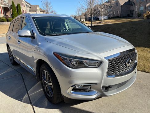 Used 2019 INFINITI QX60 Luxe w/ Essential Package image 2
