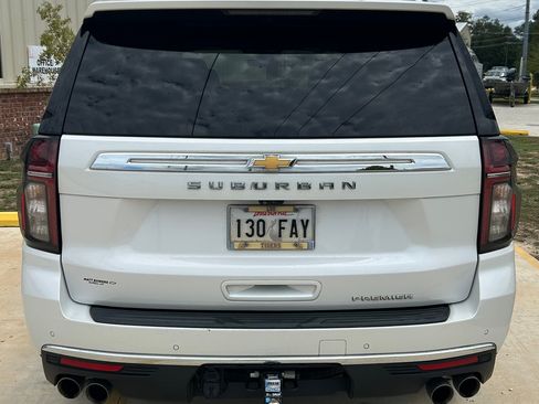 Used 2022 Chevrolet Suburban Premier w/ Premium Package 2 AWD/4WD image 8