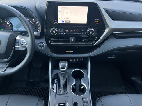 Used 2025 Toyota Highlander XLE image 11