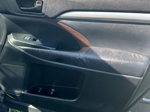 Used 2014 Toyota Highlander Plus FWD image 2