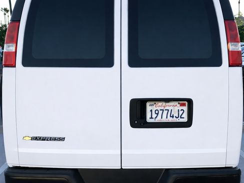 Used 2018 Chevrolet Express 2500 Extended Van 3D image 6