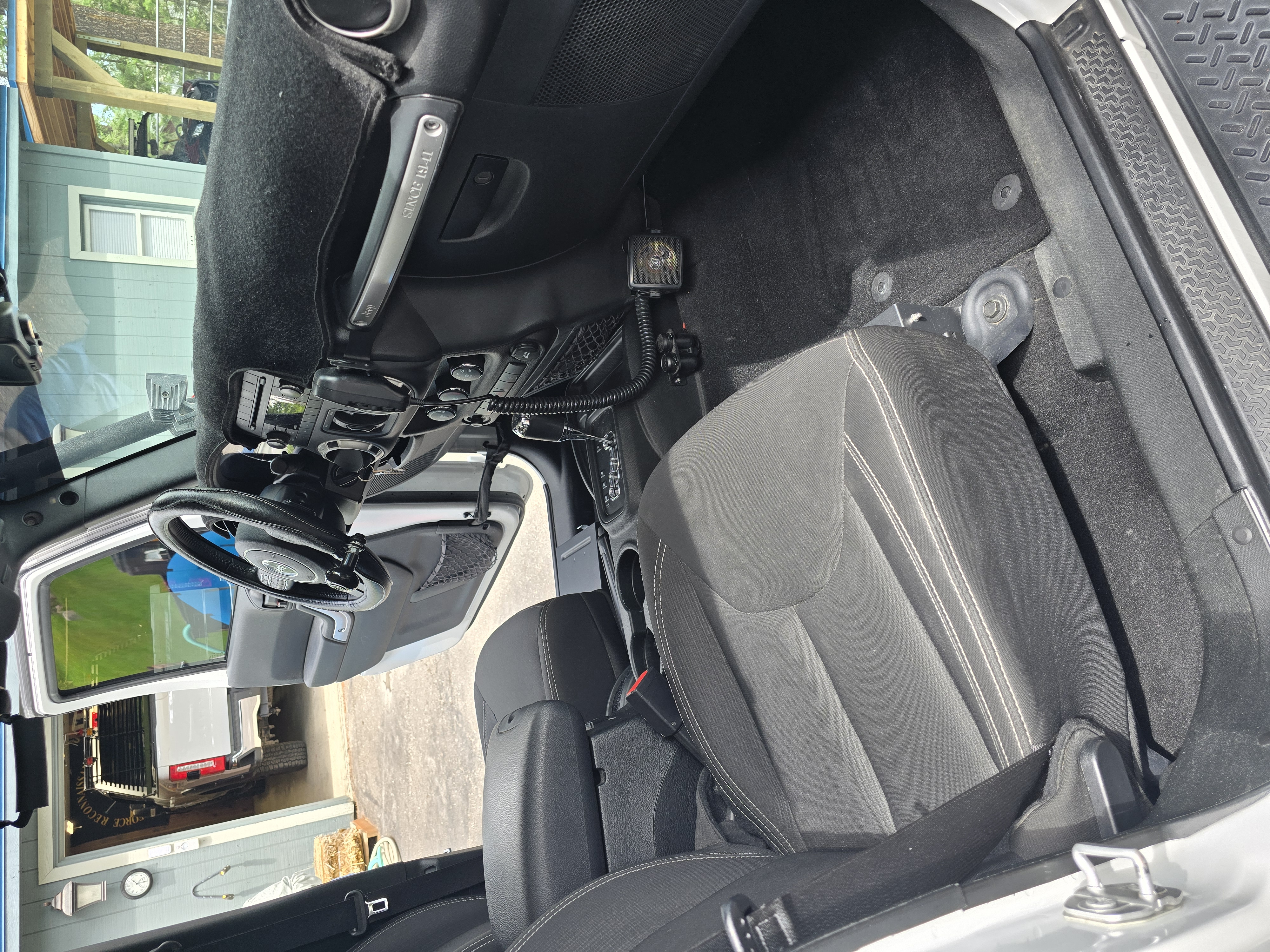 Used 2018 Jeep Wrangler Unlimited Sahara w/ Connectivity Group AWD/4WD image 9