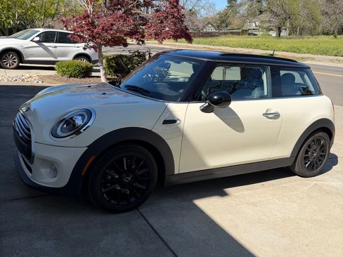 Used 2019 MINI Cooper 2-Door Hardtop w/ Signature Upholstery Package image 4