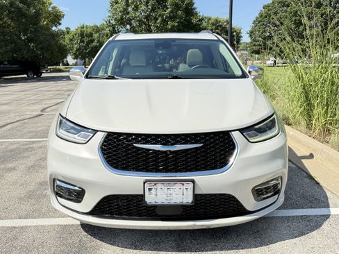 Used 2021 Chrysler Pacifica Limited w/ Uconnect Theater Family Group FWD image 6