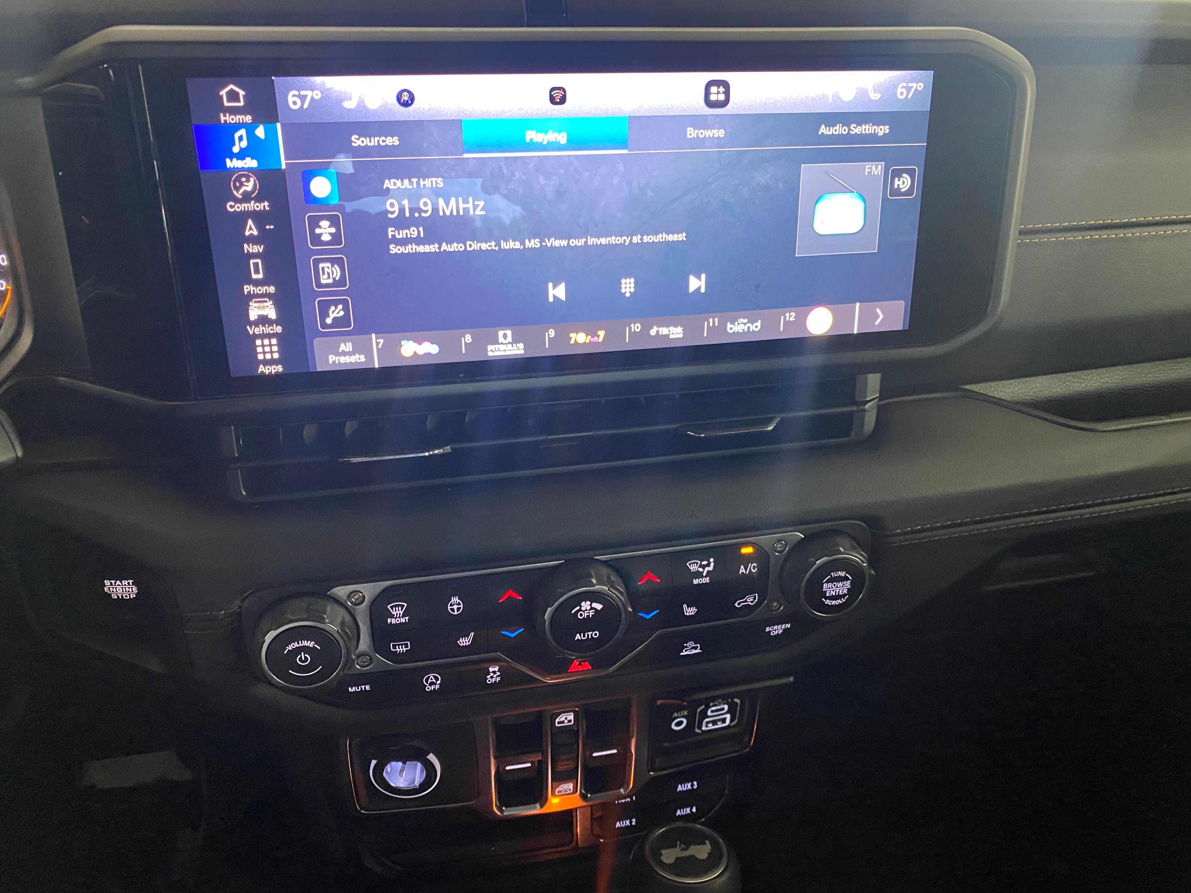 Used 2024 Jeep Wrangler Unlimited Sahara w/ Technology Group AWD/4WD image 9