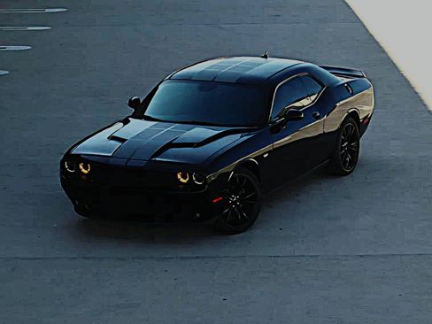 Used 2016 Dodge Challenger SXT Plus image 5