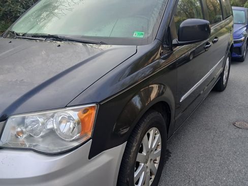 Used 2014 Chrysler Town & Country Touring image 9