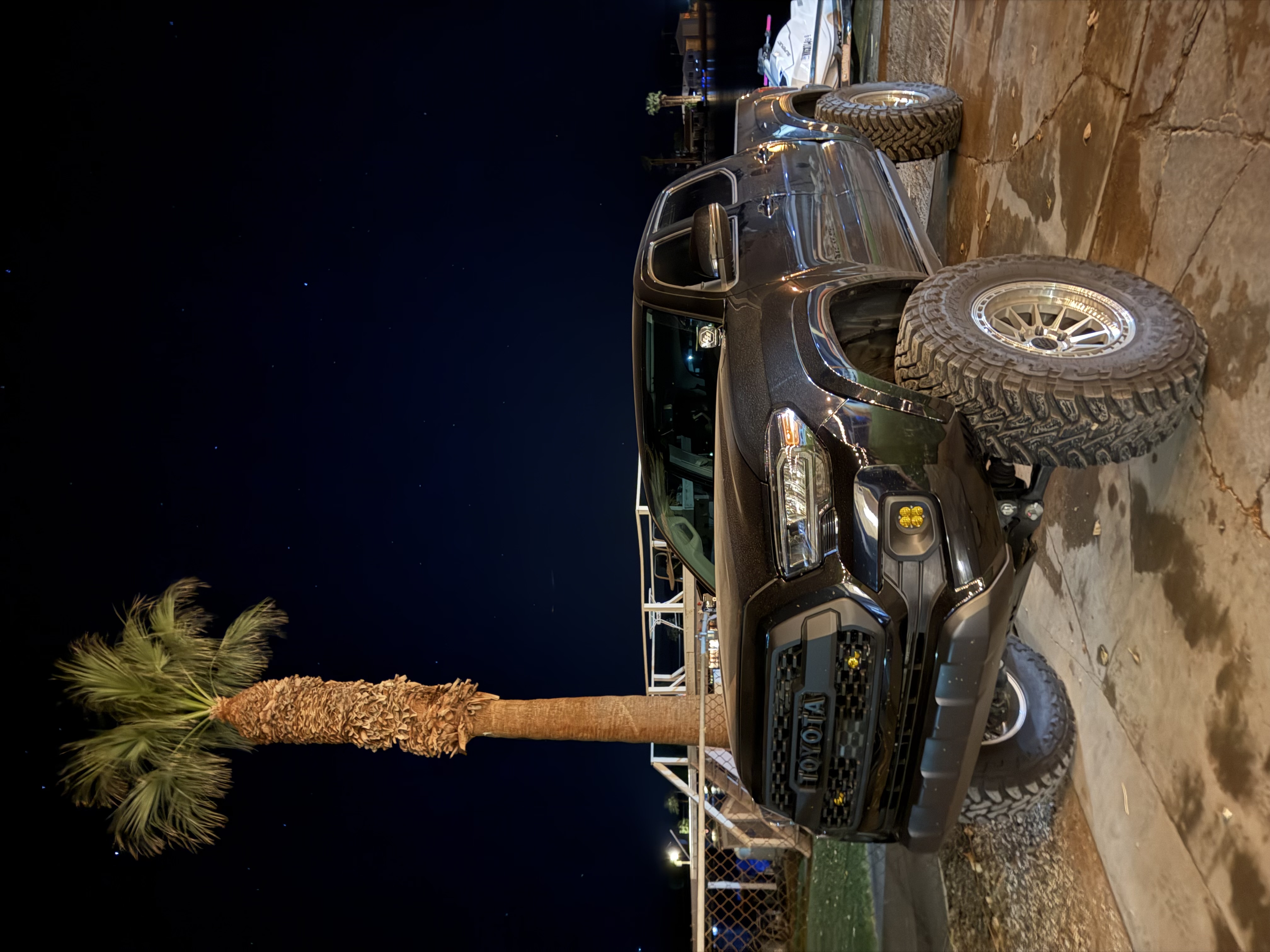 Used 2022 Toyota Tacoma SR5 w/ Technology Package AWD/4WD image 1