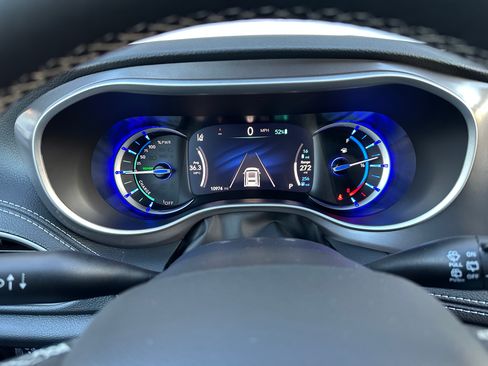 Used 2025 Chrysler Pacifica Select image 11