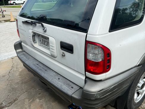 Used 2001 Isuzu Rodeo S RWD image 8